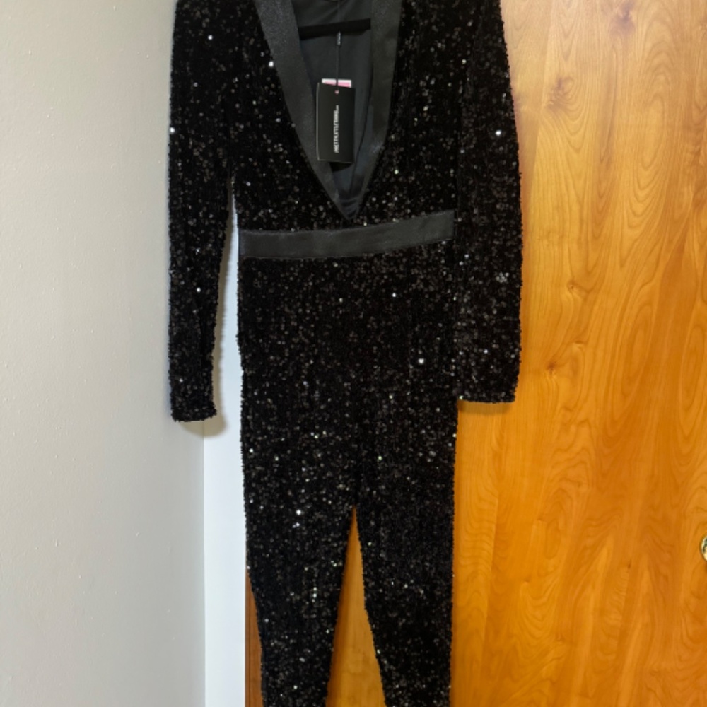PRETTYLITTLETHING BLACK PLUNGE FRONT SEQUIN JUMPSUIT A